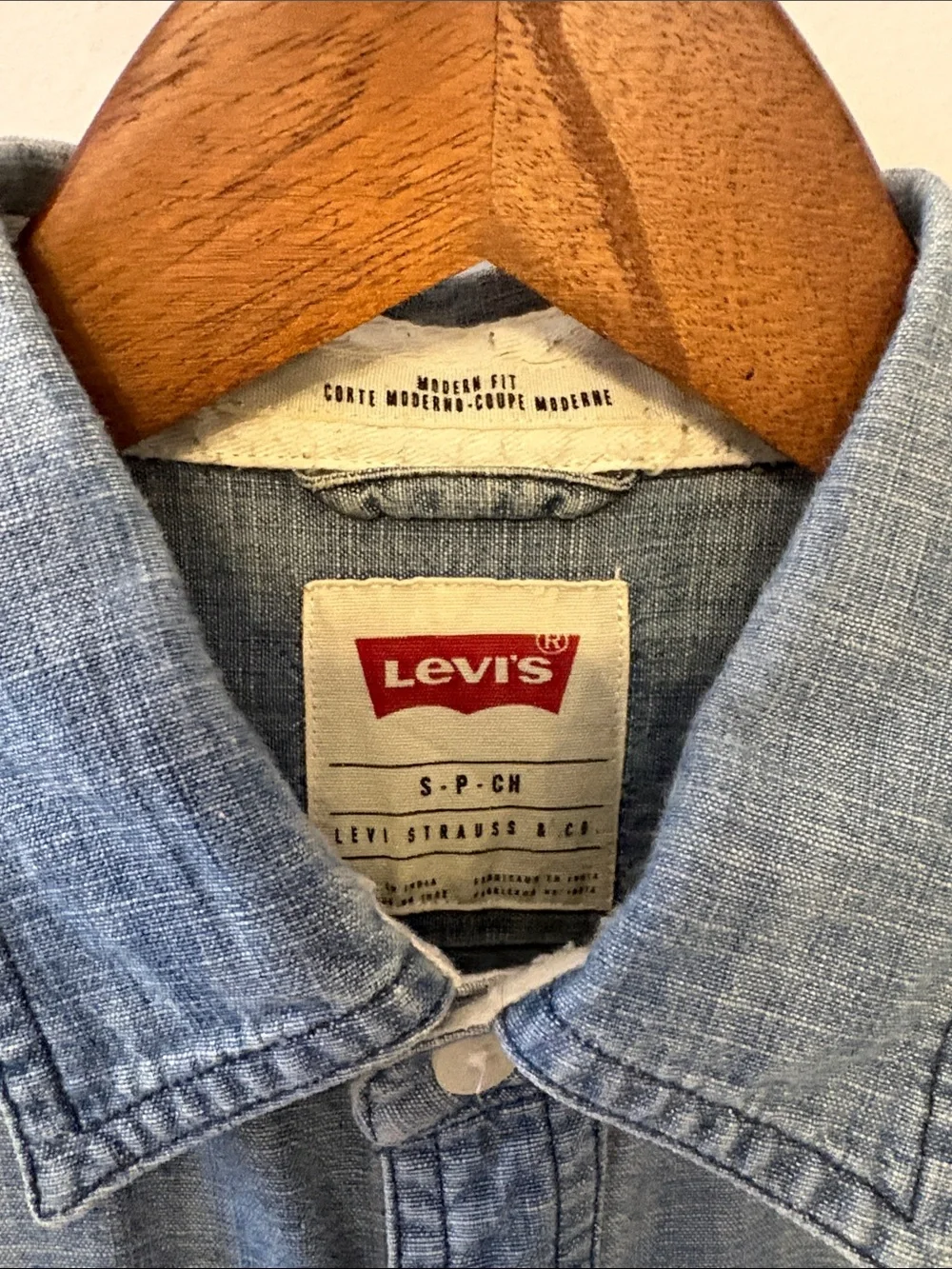 Levi's Men's Light Blue Chambray Button-Down Shirt
